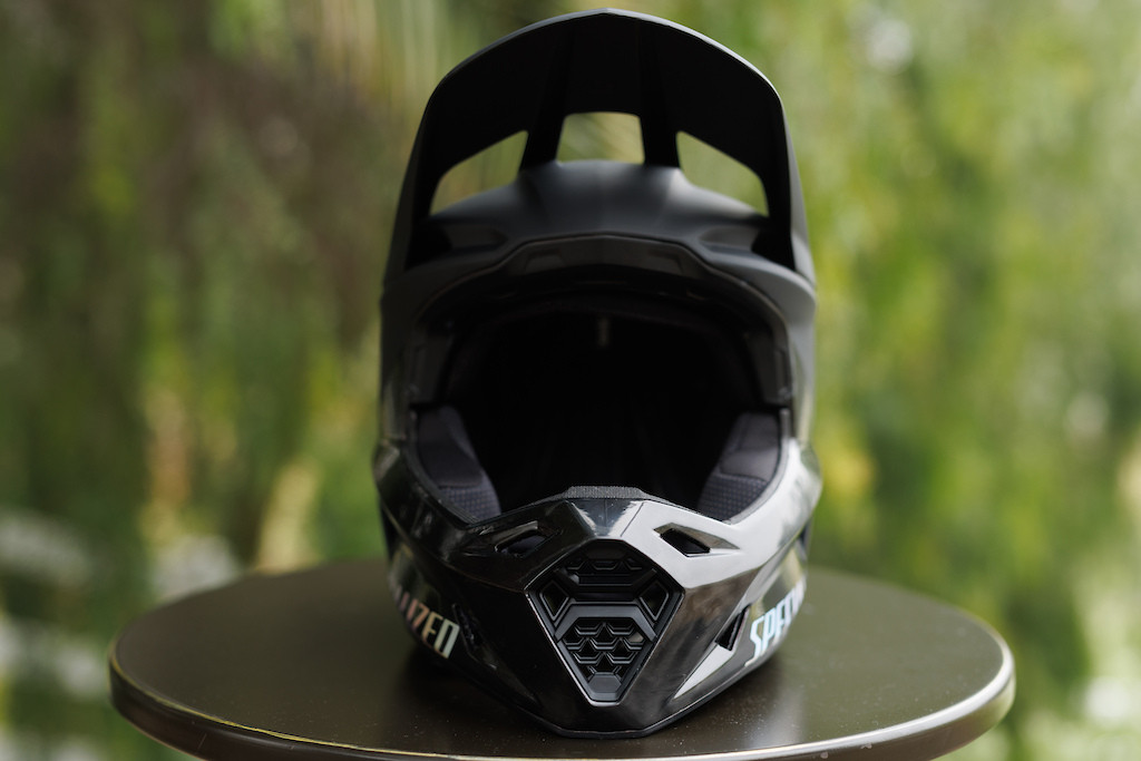 Specialized dissident clearance helmet