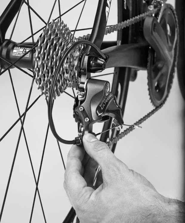 Как установить задний переключатель скоростей на велосипеде?